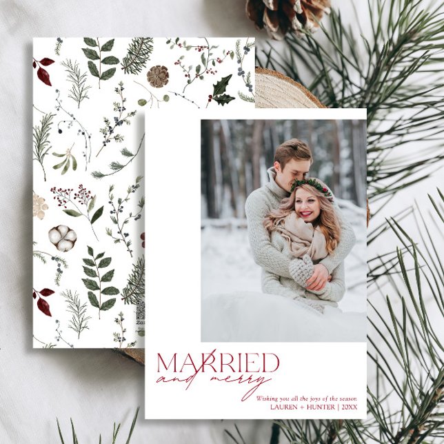 Tarjeta Festiva Sencillo rojo, casado y con recién casados. Foto (Easily personalize this newlywed photo holiday card with your favorite image and deets)
