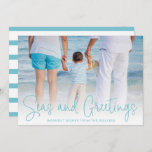 Tarjeta Festiva Sencillos Navidades Elegantes de fotos Aqua Beach<br><div class="desc">Envíe la alegría de sus vacaciones con esta tarjeta de Navidades planos con temática náutica, con un diseño sencillo con las palabras "Mares y saludos" en un elegante y delgado guión acuático, junto con su mensaje sobre su foto horizontal favorita de las vacaciones en la playa. En la parte trasera...</div>