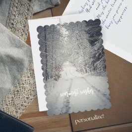 Tarjeta Festiva Sendero a través de un bosque invernal cubierto de