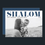 Tarjeta Festiva Shalom azul tipografía audaz Happy Hanukkah Photo<br><div class="desc">¡Feliz Hanukkah! Enviar los deseos de Hanukkah a la familia y amigos con esta tarjeta Hanukkah moderna de personalizable. Presenta SHALOM en tipografía audaz. Personalice agregando nombres y una foto. Esta foto de Happy Hanukkah card está disponible en otros cardstock.</div>