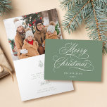 Tarjeta Festiva Silky Sage Merry Christmas Script Photo plegado<br><div class="desc">Esta tarjeta plegada con fotos de los Navidades incluye elegantes y románticas letras de caligrafía rápida con un ramo de berry en invierno y una foto en el interior. Para una personalización más avanzada de este diseño,  haga clic en el BOTÓN HERRAMIENTA DE DISEÑO AZUL de arriba.</div>