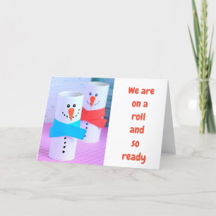 TARJETA FESTIVA SILLY SNOWMEN DICE SOBRE "UN ROLL" A LOS NAVIDADES