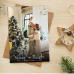Tarjeta Festiva Simple foto de Navidades de máquinas de escribir e<br><div class="desc">Una carta de Navidades minimalistas y modernos, única y elegante. Que incluye una minimalista foto familiar del personalizable. Con una tipografía de máquina de escribir blanca de alegre y brillante. Y bajo él el nombre de la familia y los años que se pueden cambiar haciendo clic en el botón personalizado....</div>