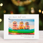 Tarjeta Festiva Simple Joy Peace Love Photo Landscape<br><div class="desc">Navidades modernos y sencillos | Tarjeta fotográfica de vacaciones con patrón de bifurcación de pino verde y blanco en la parte posterior. Para una personalización más avanzada de este diseño,  haga clic en el BOTÓN HERRAMIENTA DE DISEÑO AZUL para cambiar el tipo de letra,  el tamaño y el color.</div>