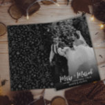 Tarjeta Festiva Simple Merry En Blanco Y Negro Y Foto Casada<br><div class="desc">Una elegante tarjeta de vacaciones de Navidades recién casados de moda. Eso muestra una caligrafía caprichosa de alegre y casada y bajo ella feliz Navidad. Con nombres de personalizable. Y en la parte posterior de la tarjeta tenemos un patrón moderno en blanco y negro. Y como ven esta carta es...</div>
