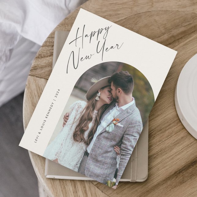 Tarjeta Festiva Simple Script Boho Arch Feliz Año Nuevo (A modern script photo happy new year holiday card with boho arch and minimalist typographic layout.)