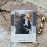 Tarjeta Festiva Snowdrit | Bloqueo de color Foto vertical Hanukkah<br><div class="desc">Una tarjeta de vacaciones moderna y elegante con colores suaves que presenta tu foto favorita vertical o orientada a retratos sobre un fondo de nieve de bloques de color con fondo de malva rosa, gris y blanco. "Joyous Hanukkah" aparece debajo de un hermoso guión escrito a mano, con tu nombre...</div>