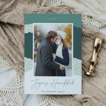 Tarjeta Festiva Snowdrit | Bloqueo de color Foto vertical Hanukkah<br><div class="desc">Una moderna y elegante tarjeta de vacaciones en colores suaves con tu foto favorita vertical o orientada a retratos sobre un fondo de color de nevada en tonos de abeto y verde cazador. "Joyous Hanukkah" aparece debajo de un hermoso guión escrito a mano,  con tu nombre de familia debajo.</div>