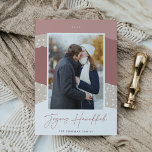 Tarjeta Festiva Snowdrit | Bloqueo de color Foto vertical Hanukkah<br><div class="desc">Una tarjeta de vacaciones moderna y elegante en tonos suaves que presenta tu foto favorita vertical o orientada a retratos sobre un fondo de nieve de bloques de color en tonos desérticos inspirados en el rosa y el bronceado. "Joyous Hanukkah" aparece debajo de un hermoso guión escrito a mano, con...</div>