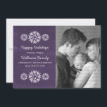 Tarjeta Festiva Snowflakes Chalkboard Photo Flat Card, Púrpura<br><div class="desc">Tarjeta plana de fotos de crokboard de Snowflakes, moderna y de moda, con un aspecto de pizarra morada y elegantes copos de nieve en blanco. Esta tarjeta fotográfica de moda es perfecta para enviar saludos de vacaciones. Personalizar con su propia foto familiar y el saludo personalizado de su elección. Haga...</div>