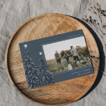 Tarjeta Festiva Snowley Pines | Foto de Navidades elegantes<br><div class="desc">Un diseño moderno y elegante de tarjetas de vacaciones para Navidades con una foto horizontal sobre un fondo azul oscuro adornado con pinos llenos de nieve y coronados con estrellas blancas. Personaliza con tu saludo de vacaciones personalizado,  el nombre de la familia y el año.</div>