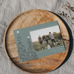 Tarjeta Festiva Snowley Pines | Foto de Navidades elegantes<br><div class="desc">Un diseño moderno y elegante de tarjetas de vacaciones para Navidades con una foto horizontal sobre un fondo verde adornada con pinos llenos de nieve y coronados con estrellas blancas. Personaliza con tu saludo de vacaciones personalizado,  el nombre de la familia y el año.</div>