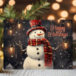 Tarjeta Festiva Snowman con luces de Edison Felices vacaciones<br><div class="desc">Celebre la temporada de vacaciones con esta encantadora carta de snowman, adornada con brillantes luces de Edison que crean un ambiente acogedor y vintage. El sombrero clásico de cabeza de nieve, la bufanda roja y la expresión alegre añaden al espíritu festivo, mientras que las luces brillantes ofrecen un toque de...</div>