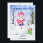 Tarjeta Festiva Snowman con pañuelo rosado caña de caramelo Feliz<br><div class="desc">Hombre de nieve con una bufanda rosa llevando un bastón. Una bolsa de regalo verde cal está sentada junto a él en la nieve. En el interior de la bolsa hay una espiral rosada, un chupete y un lindo oso. El fondo es un paisaje nevado con árboles. Felices días de...</div>