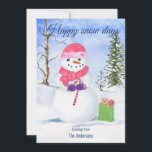 Tarjeta Festiva Snowman con pañuelo rosado caña de caramelo Feliz<br><div class="desc">Hombre de nieve con una bufanda rosa llevando un bastón. Una bolsa de regalo verde cal está sentada junto a él en la nieve. En el interior de la bolsa hay una espiral rosada, un chupete y un lindo oso. El fondo es un paisaje nevado con árboles. Felices días de...</div>