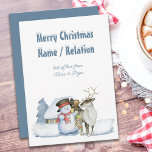 Tarjeta Festiva Snowman y los renos Snowy texto personalizado<br><div class="desc">tarjeta de Navidades personalizada con diseño lindo y tipografía nevada. El diseño cuenta con muñecos de nieve y renos,  con una cabina de luz cálida en la nieve. Toda la redacción es fácil de editar,  por lo que puede hacer que sus tarjetas sean completamente individuales.</div>