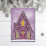 Tarjeta Festiva Snowy Gingerbread House Purple No Photo<br><div class="desc">Ilustracion original de una casa de pan de jengibre nevada con árboles de galletas y detalles de glicería real. Saludo editable; agrega tu propio mensaje o foto al fondo.</div>
