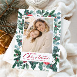 Tarjeta Festiva Snowy Winter Botanical Merry Christmas Photo<br><div class="desc">Envíe sus cálidos deseos de vacaciones a la familia y amigos con una elegante tarjeta de fotos de vacaciones de Late Bloom Paperie! La tarjeta de festividad incluye tu foto vertical favorita enmarcada por flores rojas pintadas, flores de algodón, bayas huecas, hojas de eucalipto y boughs de pino. "Feliz Navidad"...</div>