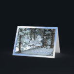 Tarjeta Festiva Snowy Winter Scene<br><div class="desc">Desee a su familia y amigos Felices Fiestas con este paisaje de bosque de invierno. El texto interior dice Deseándote una Temporada de Festividades de Alegría, pero esto puede cambiarse a lo que quieras con la plantilla fácil de usar. La hermosa escena del bosque tiene árboles de color verde helado,...</div>