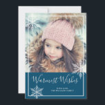 Tarjeta Festiva Snowy Winter Wonderland Holiday Photo<br><div class="desc">Comparte los deseos más cálidos de tu familia con amigos y familia este año con una tarjeta de personalizado fotográfica de vacaciones en un tema festivo de invierno. Este diseño celebra la nevada con copos de nieve dispersos en la parte delantera de la tarjeta y un contraste de fondo azul...</div>