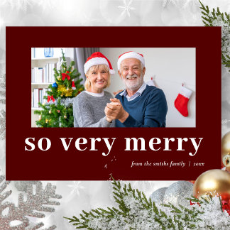 Tarjeta Festiva So Very Merry Red Modern Burgundy Family Photo