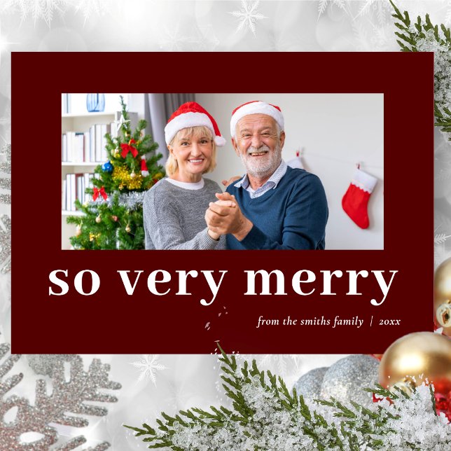 Tarjeta Festiva So Very Merry Red Modern Burgundy Family Photo (Subido por el creador)