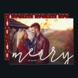 Tarjeta Festiva Sobreposición de la foto del guión de merry<br><div class="desc">Personalizado económico imprimió tarjetas fotográficas de vacaciones con plantillas sencillas para la personalización. En la parte delantera hay un saludo "alegre" en un estilo moderno con letras a mano sobre la foto completa. Utilice las herramientas de diseño para editar fuentes y colores o cargar más fotos para crear una única...</div>