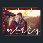 Tarjeta Festiva Sobreposición de la foto del guión de merry<br><div class="desc">Personalizado económico imprimió tarjetas fotográficas de vacaciones con plantillas sencillas para la personalización. En la parte delantera hay un saludo "alegre" en un estilo moderno con letras a mano sobre la foto completa. Utilice las herramientas de diseño para editar fuentes y colores o cargar más fotos para crear una única...</div>