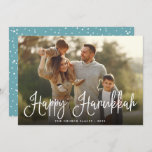 Tarjeta Festiva Sobreposición del guión festivo Hanukkah Photo<br><div class="desc">La simple y moda tarjeta de fotos de Hanukkah muestra su foto familiar favorita con "Happy Hanukkah" en letras blancas y modernas. Personaliza con tu apellido y el año que pasa abajo. Las tarjetas se revierten a un patrón de nieve y estrellas en verde azulado festivo y blanco.</div>