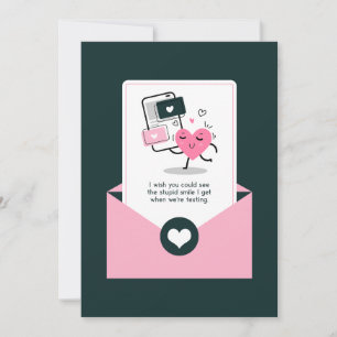 Tarjeta Festiva Sonrisa tonta mientras se envía un mensaje de text