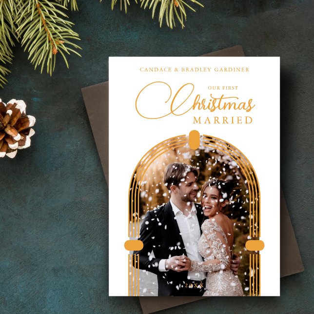 Tarjeta Festiva Sophisticated Golden Dome Photo First Christmas (Sophisticated Fake Golden Dome Arch Photo First Christmas Married Holiday Card with Envelope. )