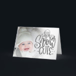 Tarjeta Festiva Soy Navidades de foto bebé con un texto lindo de n<br><div class="desc">Soy Navidades de fotos de niños con mensajes de texto de nieve doblados. Un guión artístico con un motivo de muñeco de nieve en un purpurina falso plateado está en el frente parcialmente colocado en tu foto a la izquierda. Simplemente reemplace la foto de ejemplo con la suya propia y...</div>