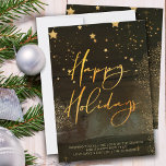 Tarjeta Festiva Starry Winter Night Happy Holidays Gold Script<br><div class="desc">Noche de invierno estrellada tarjeta de Navidades Felices Fiestas con caligrafía elegante de escritura dorada. Esta moda y diseño moderno combinan trazos de brochas acuáticas, estrellas doradas, resplandor de estrellas, polvo de oro y un bosque nublado. Está escrito a mano con Felices Fiestas y la plantilla está configurada para que...</div>