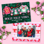 Tarjeta Festiva Sudaderas feas con foto de Santa, reno y hombres d<br><div class="desc">Este riquísimo diseño de suéter presenta tres puentes con Santa, renos y hombres de nieve rodeados de bayas y bayas, vegetación y copos de nieve. En la parte trasera de la tarjeta hay un diseño de suéter feo con un estilo polaroide con marco y espacio para añadir tu propia foto...</div>