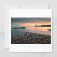 Sunset de rock negro en la playa Salthill en Galwa