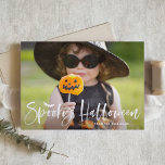Tarjeta Festiva Superposición de las letras del pincel de Hallowee<br><div class="desc">Tarjeta de vacaciones sobrepuesta con las letras del pincel de Halloween blanco espantado. Envíe saludos de Halloween a la familia y amigos con esta tarjeta plana de fotos de personalizable. Tiene letras de pincel, ilustracion de murciélago y rayas. Esta divertida y moderna tarjeta de Halloween está disponible en otros colores....</div>