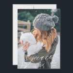 Tarjeta Festiva Superposición de paz floreciente<br><div class="desc">Esta tarjeta fue diseñada como un deseo de vacaciones por la paz en una sobriedad simple y elegante para mostrar una hermosa foto familiar. El respaldo también se puede personalizar para mostrar una foto familiar adicional con un fondo de color personalizado en lugar de la banda predeterminada.</div>