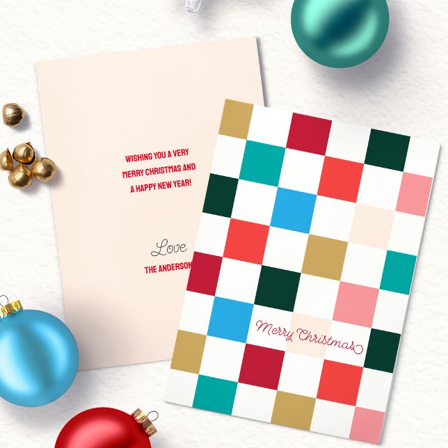 Tarjeta Festiva Tablero de ajedrez de colores modernos  (Modern Colorful Checkerboard Merry Christmas Script Typography flat holiday card)
