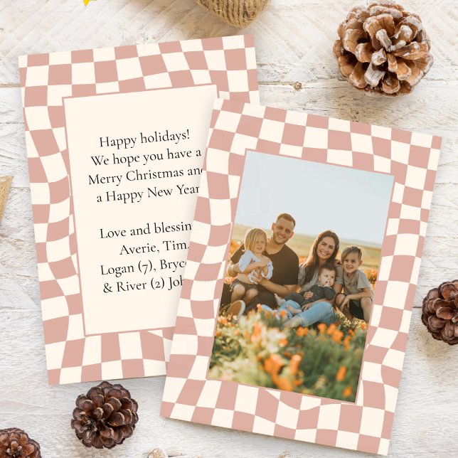 Tarjeta Festiva Tablero retro ondulado con foto rosa uno (modern retro groovy wavy checkerboard pink holiday christmas card one photo message on back cute)