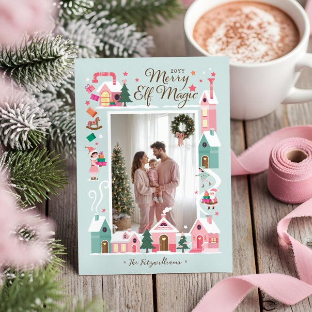 Tarjeta Festiva Taller de elfo rosado del Polo Norte Santa Foto (North Pole Pink Elf Workshop Santa Photo Holiday Card)