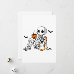 Tarjeta Festiva Taza de esqueleto de Halloween acogedor con café y