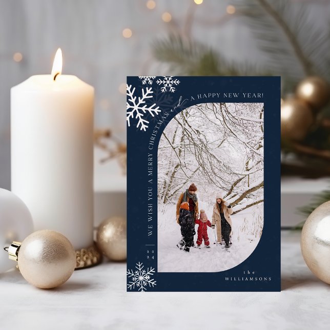 Tarjeta Festiva Te deseamos una Feliz Navidad, Foto única (curved border navy and snowflake Christmas card mock up surrounded by ornaments and a candle)