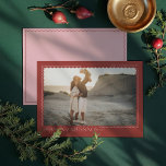 Tarjeta Festiva Temporada de bendiciones Wavy Modern Minimal Photo<br><div class="desc">Acepte el espíritu de las vacaciones con nuestra tarjeta de fotos de la temporada de bendiciones Wavy Modern Minimal. Esta hermosa tarjeta muestra una foto completa elegantemente enmarcada dentro de un único borde ondulado. La decoración, sencilla y minimalista, está decorada con sutiles tonos ondulados, lo que aporta un toque de...</div>