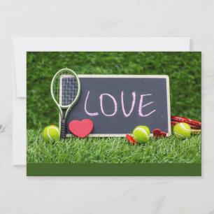 Tarjeta Festiva Tenis con AMOR sobre hierba verde
