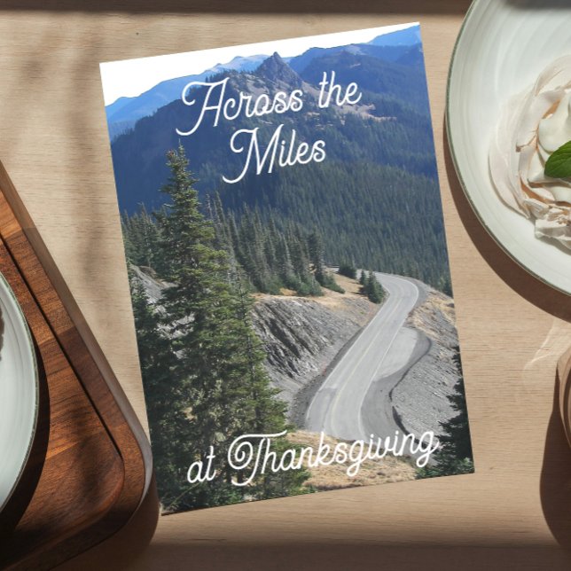 Tarjeta Festiva Thanksgiving Across the Miles Mountain Road (In Situ)