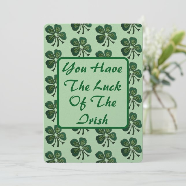 Tarjeta Festiva Tienes La Suerte Del Shamrock Verde Irlandés 2025 (Anverso de pie)