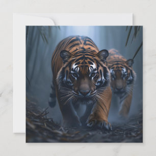 Tarjeta Festiva Tigres majestuosos en una jungla niebla