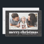 Tarjeta Festiva Tipografía audaz Chalkboard Fotos navideñas de fer<br><div class="desc">Feliz Navidad! Celebra las vacaciones con esta clásica tarjeta plana de vacaciones. Presenta una tipografía retro audaz y un patrón de nieve y copos de nieve sobre un falso fondo de pizarra. Personalice agregando nombres,  saludo y foto.</div>