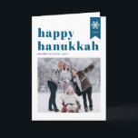 Tarjeta Festiva Tipografía de Hanukkah - Blue Happy Hanukah - Foto<br><div class="desc">¡Feliz Hanukkah! | Envíe sus deseos de vacaciones con esta tarjeta de foto de personalizable Hanukkah. Presenta una tipografía audaz retro azul, acento simple de copos de nieve y patrón festivo. Personalice agregando nombres, año y foto. Esta foto festiva de Happy Hanukkah card está disponible en varios colores y cartón....</div>