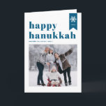Tarjeta Festiva Tipografía de Hanukkah - Blue Happy Hanukah - Foto<br><div class="desc">¡Feliz Hanukkah! | Envíe sus deseos de vacaciones con esta tarjeta de foto de personalizable Hanukkah. Presenta una tipografía audaz retro azul, acento simple de copos de nieve y patrón festivo. Personalice agregando nombres, año y foto. Esta foto festiva de Happy Hanukkah card está disponible en varios colores y cartón....</div>
